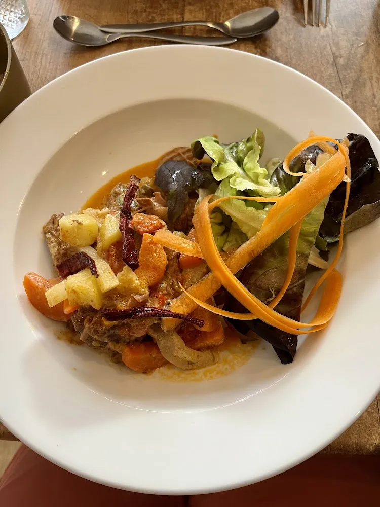 Saute de Veau À la Pomme de Terre Navet Et Carottes